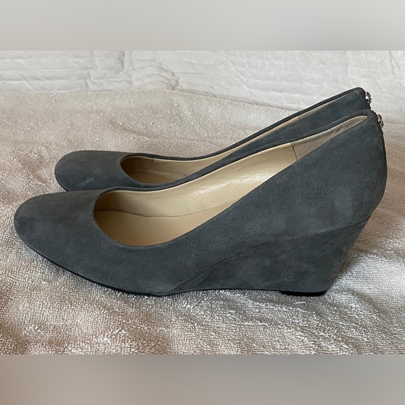Isaac Mizrahi sz 7 Kendal lovely grey suede wedge heels for spring. VGUC - Picture 5 of 16